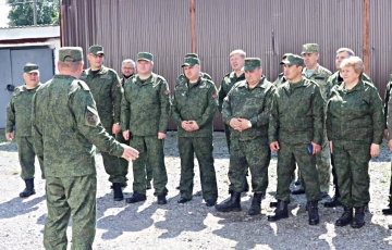 Лукашистов одели в военную форму с камуфляжем российского образца