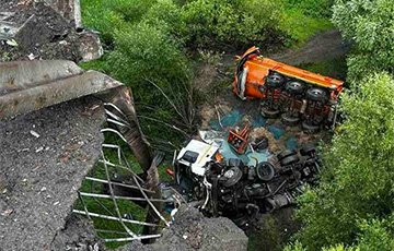 Возле Речицы грузовик с дизельным топливом рухнул с моста через Днепр