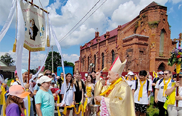 Белорусские католики отправились в паломничество к закрытому костелу в Рогачеве