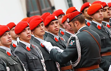 Подполковнику в Австрии выписали штраф из-за слишком длинных волос