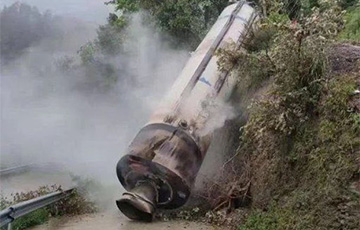 В Китае рядом с жилым районом упала часть ракеты-носителя, запускавшая спутник