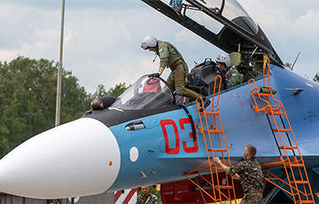 В Барановичи прилетели 11 российских истребителей