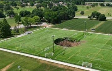 У ЗША на месцы футбольнага поля з'явілася 30-метровая яма