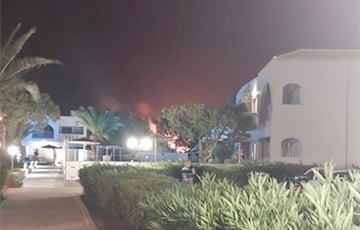На греческом острове из-за пожаров эвакуировали сотни туристов