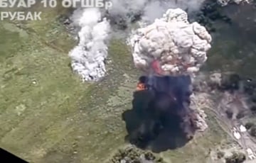 Мощную детонацию российской САУ «Мста-С» после попадания дрона показали на видео