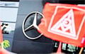 В Германии тысячи людей протестуют против продажи автосалонов Mercedes