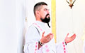 Католический священник приехал на фестиваль в Будслав в одежде с национальным орнаментом