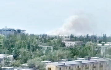 После удара HIMARS дымит и пылает военный аэродром РФ в Мариуполе