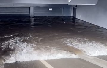 В Минске под воду ушел подземный паркинг вместе с авто
