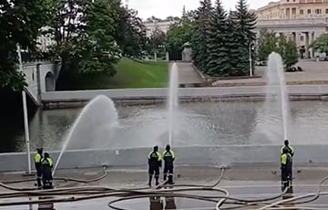 Театр абсурда: в Минске потоп, а сотрудники МЧС репетируют водное шоу