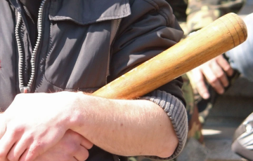 В Курской области РФ полтора десятка мужчин устроили драку с арматурами