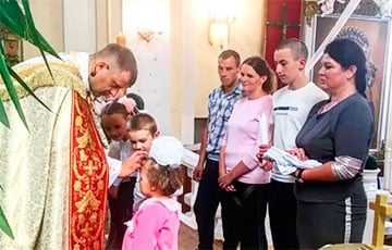 Уникальный случай: белорусы покрестили пятерых детей и обвенчались в один день