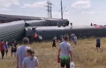 Passenger Train Derails Near Volgograd, Russia