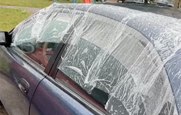 Белоруска в дождь забыла закрыть окна в машине: получилось вирусное видео о доброте