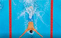 Мужчина достал потерянную шапочку пловчихи со дна бассейна на Олимпиаде и стал героем Игр