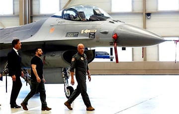 Bloomberg: Першыя знішчальнікі F-16 прыбылі ва Украіну