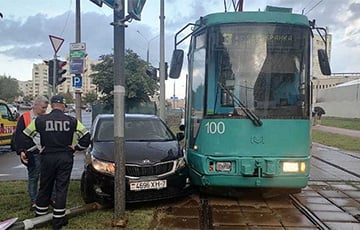 В Минске на проспекте Машерова легковушка врезалась в трамвай
