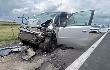 Страшная авария под Крупском: легковушка столкнулась с грузовиком
