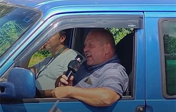 Белорус поет на границе с Польшей и развлекает водителей в очереди