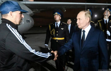 Путин по-дружески обнял в аэропорту киллера Красикова, сказав ему одно лишь слово