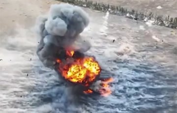 Украинский FPV-дрон разорвал на куски российский танк с «сараем» на броне