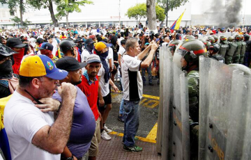 Протестующие вернулись на улицы городов Венесуэлы
