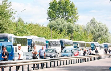 Очередь автобусов на выезд из Беларуси в Польшу увеличилась