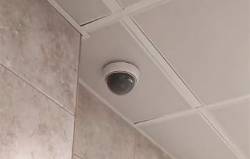 В туалетах Дворца культуры БелАЗа камеры установили прямо над унитазами