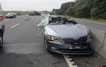 Сур'ёзная аварыя ў Лідскім раёне: легкавушцы адарвала дах пасля сутыкнення з аўто дарожнікаў