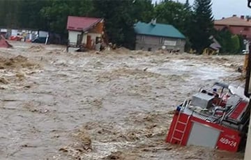 После прорыва дамбы в Польше город ушел под воду