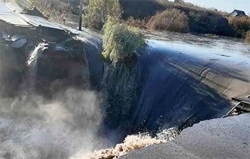 В России водой снесло дорогу и мост в Алтайском крае