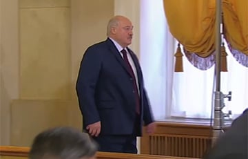 Lukashenka Unable To Climb Stairs In Kremlin