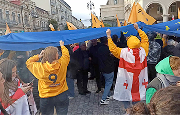 У Тбілісі са сцягамі ЕЗ і Украіны пачаў збірацца праеўрапейскі марш