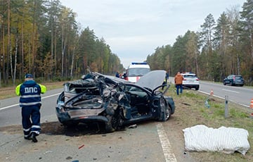 Lada врезалась в ограждение и остановилась, в это время в нее влетела другая легковушка