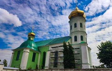 Православный приход в Слониме накажут за незаконно перекрашенный храм XVII века