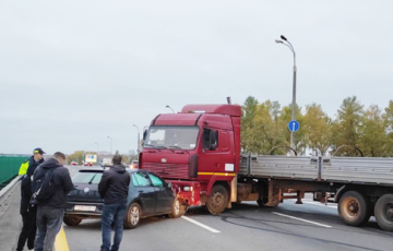 Грузовик перегородил МКАД, врезавшись в два легковых авто