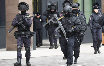 Russian Special Forces Storm St. Petersburg House With Three Cons Who Escaped From War