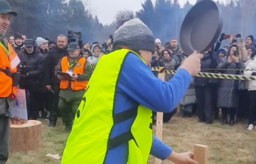 Лукашэнка прымусіў сваіх прапагандыстаў калоць дровы патэльнямі