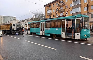 У Менску грузавік МАЗ пратараніў трамвай