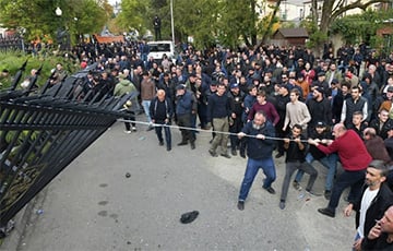 Рэвалюцыя ў Абхазіі: усе «ўрадавыя» будынкі занятыя пратэстоўцамі