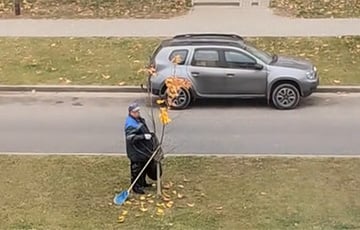 У Гародні дворнік знайшоў арыгінальны спосаб аблегчыць сабе працу і стаў зоркай