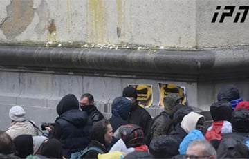 Protesters Throw Eggs At Georgian Parliament