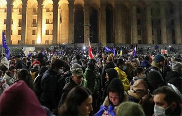 В Тбилиси возобновилась акция против заморозки переговоров о вступлении страны в ЕС