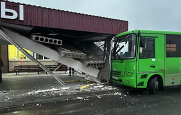 В Житковичах автобус МАЗ влетел в перрон