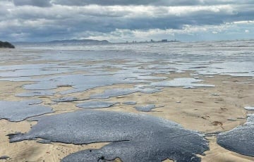 Пляжы расейскіх курортаў на Чорным моры знішчаныя мазутам на гады наперад