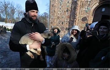 В белорусском городе установили живой рождественский вертеп