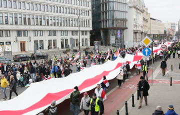 В центре Варшавы развернули большой 250-метровый бело-красно-белый флаг