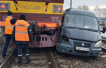 В Минской области микроавтобус столкнулся с поездом Москва — Брест