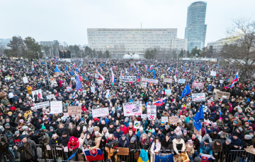 У Славакіі рэкордныя пратэсты супраць Фіца, які падбіў "эканамічнага тыгра ЕЗ"