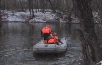 В Гомеле рыбак пробил резиновую лодку о тонкий лед